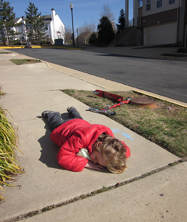 funny-kids-sleeping-anywhere-1-57a987e0a0ab7__605