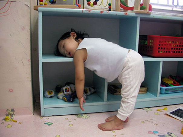 funny-kids-sleeping-anywhere-125-57aaeafca9771__605